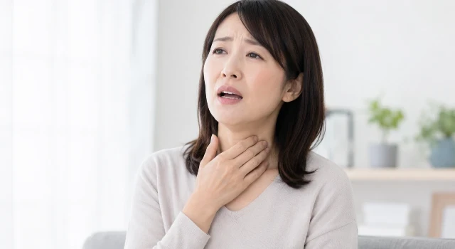何かしゃべようとすると声が掠れている状態の女性のイメージ