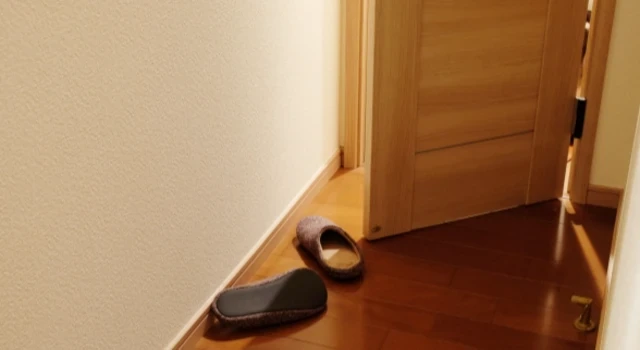 夜トイレに駆け込んでいるイメージ