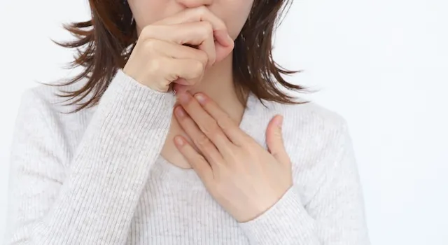 咳をしている女性のイメージ
